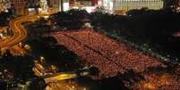 Dezenas de milhares se reúnem em Hong Kong para marcar a data de massacre chinês que aconteceu há 25 anos  Foto: Reuters