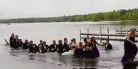 Padrinhos foram parar dentro do lago depois de um píer desabar com todos  Foto: BBC News Brasil