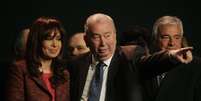 Julio Grondona aponta ao lado de Cristina Kirchner, presidente da Argentina  Foto: AP