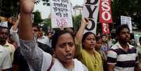 <p>Integrantes do Centro de Unidade Social da &Iacute;ndia (Suci) gritam&nbsp;palavras de ordem contra o governo durante um protesto contra o suposto estupro de uma estudante por tr&ecirc;s adolescentes em Kolkata, em 02 de junho&nbsp;</p>  Foto: AFP