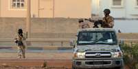 Imagem mostra militantes leais ao general Khalifa Haftar durante confrontos contra os islâmicos na cidade de Benghazi   Foto: AFP