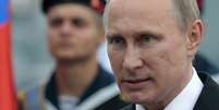 <p>Putin disse que está disposto a conversar com o recém-eleito presidente ucraniano durante a cerimônia do 70º aniversário do Desembarque dos Aliados na Normandia. Na foto, o presidente russo acompanha um desfile em Sebastopol, na Crimeia, em 9 de maio</p>  Foto: AP
