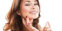 O BB Cream e o CC Cream preparam a pele para receber a maquiagem  Foto: Shutterstock