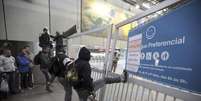 Passageiros pulam a grade de entrada da estação Itaquera do metrô de São Paulo. 05/06/2014  Foto: Chico Ferreira / Reuters