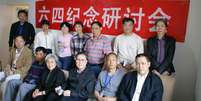 <p>Ativistas de direitos humanos posam para uma fotografia durante uma reunião a respeito dos protestos pró-democracia na Praça da Paz Celestial em 1989, em Pequim, em 3 de maio. Cinco deles foram detidos em 6 de maio deste ano sob a acusação de "causar perturbação", que prevê pena máxima de cinco anos</p>  Foto: Reuters