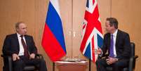 <p>Primeiro-ministro britânico David Cameron se encontrou com o presidente russo, Vladimir Putin, em um aeroporto de Paris, na França</p>  Foto: Reuters