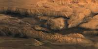 <p>Acredita-se que os sulcos na superfície de Marte foram formados por água corrente, mas de acordo com um estudo feito recentemente, eles podem ter tido uma gênese muito diferente, ligada aos vulcões</p>  Foto: Daily Mail / Reprodução