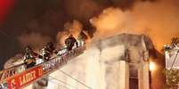 <p>Chamas iniciaram por volta da 01h00 local (02h00 de Brasília), segundo os bombeiros</p>  Foto: NY Daily News / Reprodução