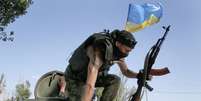 <p>Soldados ucranianos ficam em posição, durante batalha com separatistas pró-russos nos arredores de Slavyansk, na Ucrânia, nesta quinta-feira, 5 de junho</p>  Foto: AP