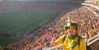 Vestido a caráter, Theo Saad acompanha jogo do Brasil durante a Copa do Mundo de 2010  Foto: Arquivo pessoal/Divulgação