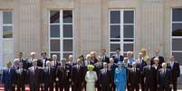 Foto oficial mostra líderes de 19 Estados que participaram de homenagens aos 70 anos do Dia D, na França; alguns veteranos de guerra também estiveram presentes e receberam homenagens  Foto: AFP