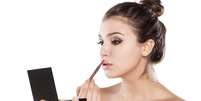 É fundamental saber os truques de maquiagem que deixam a mulher mais bonita  Foto: Shutterstock