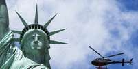 <p>Pétalas de rosas foram lançadas por helicópteros sobre a Estátua da Liberdade</p>  Foto: Reuters