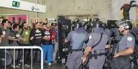 Homens da Tropa de Choque expulsaram os grevistas da estação com o uso de bombas  Foto: Fábio Santos / Terra