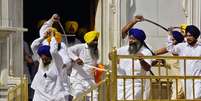 Índia: grupos rivais lutam com espadas em Templo; 12 ficaram feridos  Foto: Reuters