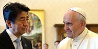 Papa Francisco atende do Japão o primeiro-ministro Shinzo Abe, durante uma audiência privada no Vaticano nesta sexta-feira  Foto: Reuters