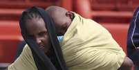 Migrante com seu bebê ao desembarcar de um navio da Marinha italiana no porto de Augusta, na Siscília. A Itália resgatou mais de 2.500 homens, mulheres e crianças de barcos superlotados no mar Mediterrâneo ao sul da Sicília desde o início de quinta-feira. 1/06/2014.  Foto: Antonio Parrinello / Reuters