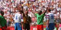 <p>Roger MIlla entrou para a história do futebol ao marcar o gol de Camarões na derrota por 6 a 1 diante da Rússia, na Copa de 1994. Apesar da goleada, ele se tornou o mais velho a balançar as redes em um mundial, com 42 anos</p>  Foto: Getty Images