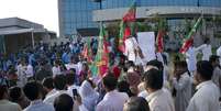 Paquistaneses protestam contra canal de TV Geo News, em maio, que teve contrato suspenso por governo do país nesta sexta-feira  Foto: AP