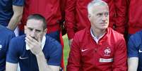 Rib&eacute;ry ao lado de Deschamps em foto oficial da Fran&ccedil;a; jogador est&aacute; fora da Copa  Foto: AP