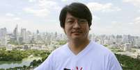 Sombat Boonngamanong, 42 anos, fundador da "Mirror Foundation", conhecido ativista da sociedade civil, posa para uma fotografia na Tailândia em julho de 2010  Foto: Reuters