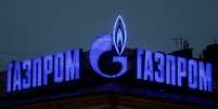 <p>Logotipo da empresa russa produtora de&nbsp;g&aacute;s natural Gazprom &eacute; visto em um an&uacute;ncio instalado no telhado de um pr&eacute;dio em S&atilde;o Petersburgo, em 14 de novembro de 2013</p>  Foto: AP