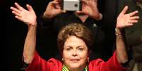Dilma apareceu usando uma cachecol com as cores do Brasil, em dia de jogo da Seleção  Foto: Itamar Aguiar / Futura Press