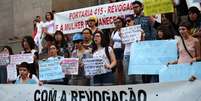 Ato pró-aborto na frente da Catedral da Sé, no centro de São Paulo, SP, na tarde deste sábado  Foto: Renato S. Cerqueira / Futura Press