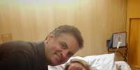 Aécio postou uma foto ao lado da mulher no Facebook  Foto: Facebook / Reprodução