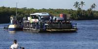 Ônibus que levou os jogadores da seleção alemã teve que atravessar um rio para chegar à Vila de Santo André, no sul da Bahia  Foto: AP