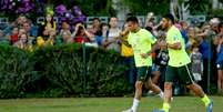 <p>Daniel Alves e Hulk correm sob olhar de populares </p>  Foto: Ricardo Matsukawa / Terra