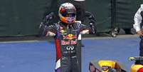 <p>Daniel Ricciardo conseguiu vit&oacute;ria na pen&uacute;ltima volta</p>  Foto: Reuters