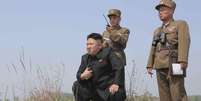 <p>A Coreia do Norte está sob sanções da ONU por causa de repetidos testes nucleares e de mísseis balísticos. Na foto, o líder norte-coreano, Kim Jong Un, orienta o lançamento de múltiplos foguetes em 24 de abril</p>  Foto: Reuters