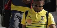 <p>Jogadores da seleção de Camarões Samuel Eto'o (abaixo) e Alexandre Song chegaram com atraso ao Brasil</p>  Foto: Ricardo Moraes / Reuters