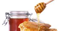 <p>Corpo gasta mais energia para processar mel, por isso é menos calórico</p>  Foto: Getty Images 