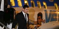 Messi desembarca de avião em chegada da Argentina  Foto: AP