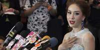 <p>Miss Tailândia, Weluree Ditsayabut,22 anos, fala durante uma entrevista coletiva no Hotel Renaissance, em Bangcoc, nesta segunda-feira, 9 de junho</p>  Foto: Reuters