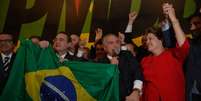 <p>Presidente Dilma na convenção do PMDB com o vice-presidente Michel Temer, senador Vardir Raupp, e os presidentes do Senado, Renan Calheiros, e da Câmara, Henrique Alves </p><p> </p>  Foto: Fabio Rodrigues Pozzebom / Agência Brasil