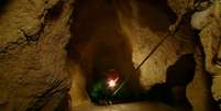 <p>Na caverna vertical há muitos túneis estreitos, o que torna a operação ainda mais difícil e perigosa</p>  Foto: BBC News Brasil
