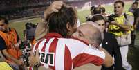 Sabella comemora título da Libertadores com o zagueiro Schiavi em pleno Mineirão  Foto: AP