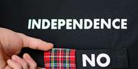 <p>Os escoceses escolherão se querem ou não a independência no dia 18 de setembro. A foto mostra uma das muitas camisetas que têm como tema o plebiscito e que ganharam as ruas de Glasgow</p>  Foto: Getty Images 