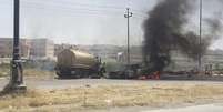 <p>Veículo das forças de segurança iraquianas em chamas, durante confrontos entre as forças iraquianas e a Al-Qaeda em Mossul, nesta terça0feira, 10 de junho</p>  Foto: Reuters