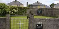 <p>Entrada de uma vala comum, onde centenas de crianças que morreram na antiga casa Bons Secours para mães solteiras foram enterradas, em Tuam, condado de Galway, oeste da Irlanda. Foto de 4 de junho</p>  Foto: Reuters