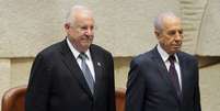 <p>Rec&eacute;m eleito Reuven Rivlin (&aacute; esquerda)&nbsp;posa ao lado do atual presidente&nbsp;israelense Shimon Peres, durante uma sess&atilde;o do parlamento em Jerusal&eacute;m, nesta foto de arquivo de&nbsp;mar&ccedil;o de&nbsp;2010&nbsp;</p>  Foto: Reuters