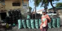 <p>Menina somali caminha ao lado de sacos de carvão vegetal em uma rua perto do principal mercado de Baraka em Mogadíscio, Somália, 10 de junho</p>  Foto: Reuters