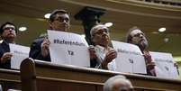 <p>Parlamentares de esquerda pediram a realização de um referendo durante a sessão que aprovou a abdicação do rei Juan Carlos e a adesão do príncipe Felipe, em Madri em 11 de junho</p>  Foto: Reuters