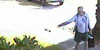 <p>Câmera de segurança flagrou o prefeito atirando as fezes em uma calçada</p>  Foto: BBC News Brasil