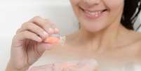 Sais de banho caseiros deixam a pele mais macia e hidratada por promoverem a sua esfoliação   Foto: Shutterstock 