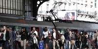 <p>Passageiros caminham em uma plataforma na estação St Lazare, em Paris, nesta quarta-feira, 11 de junho, em meio a uma greve dos ferroviários franceses que protestam contra planos de abrir ferrovias para empresas concorrentes</p>  Foto: AP
