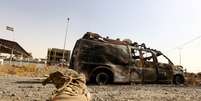 <p>Veículo queimado pertencente a forças de segurança iraquianas é retratado em um posto de controle no leste de Mossul, um dia depois de insurgentes sunitas radicais tomarem o controle da cidade, em 11 de junho</p>  Foto: Reuters